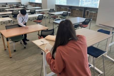 執務室内の除菌作業