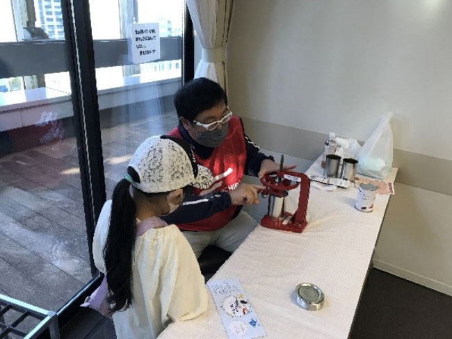 「思い出缶詰づくり」の様子